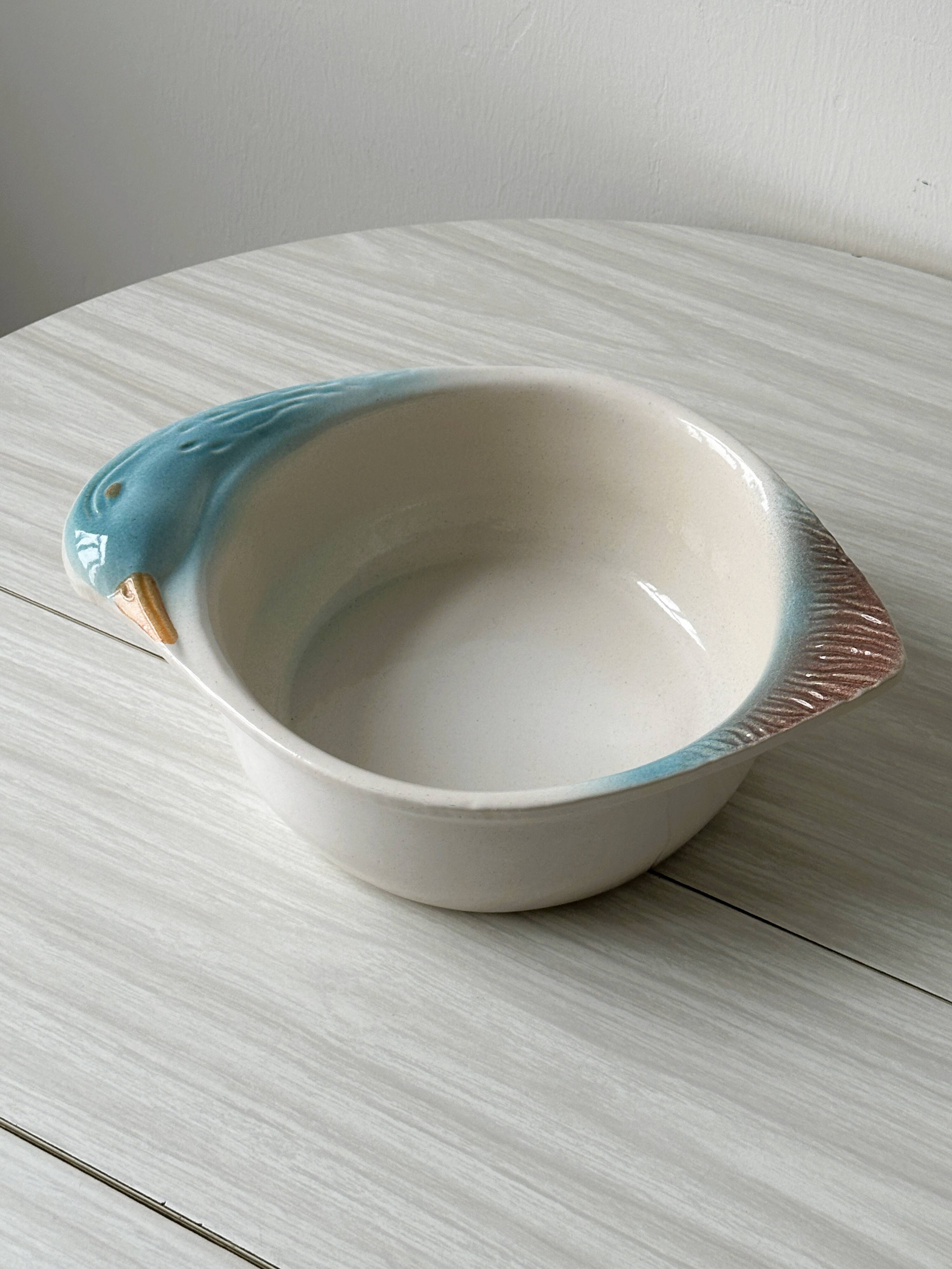 Plat en céramique figurant une oie bleue