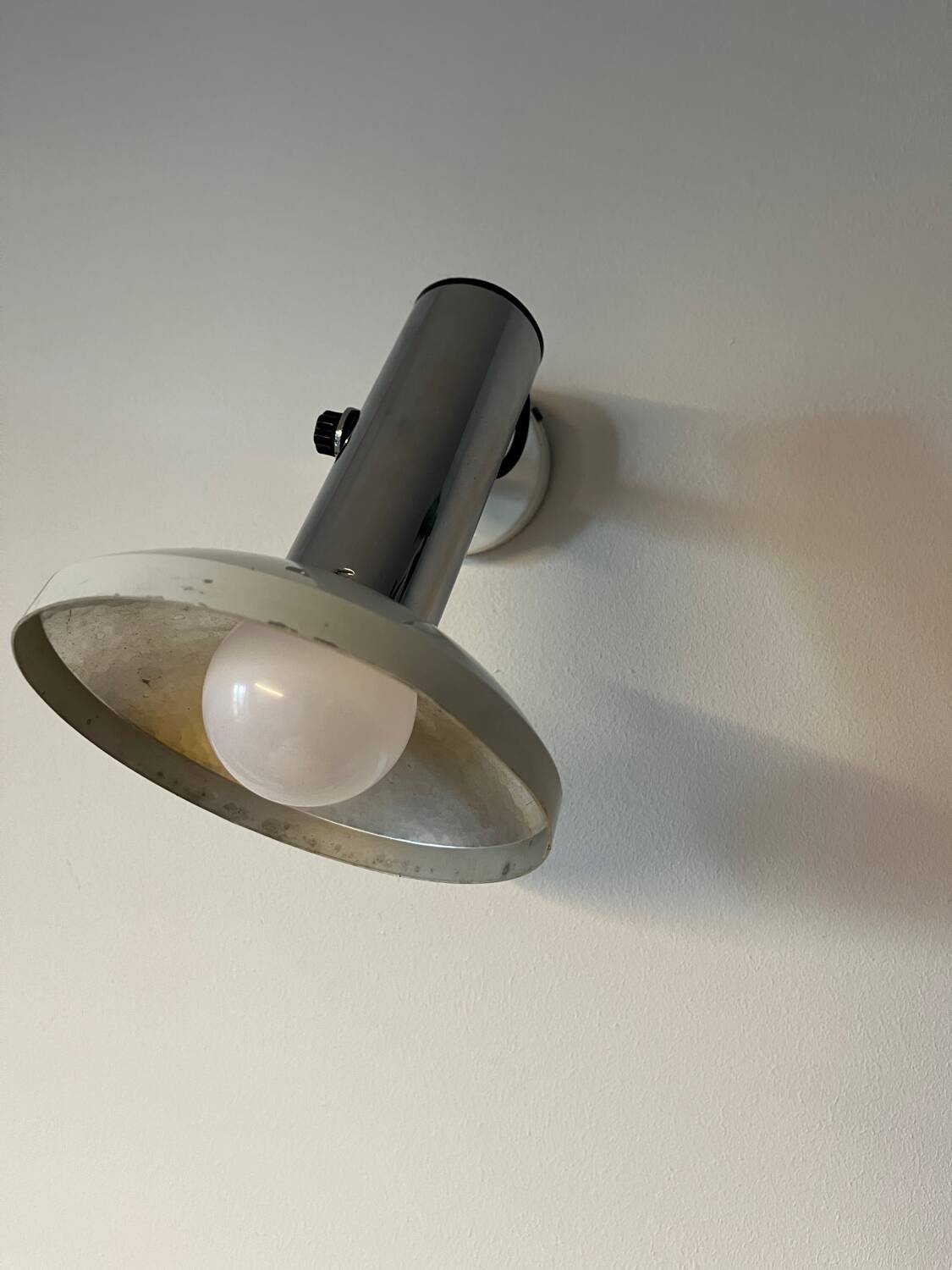 Wall light in metal and chrome-plated plastic