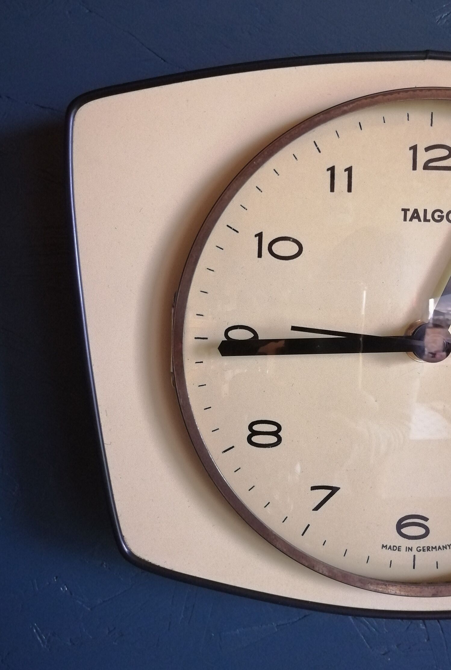 Vintage formica silent wall clock trapeze "Pale yellow Talgo"