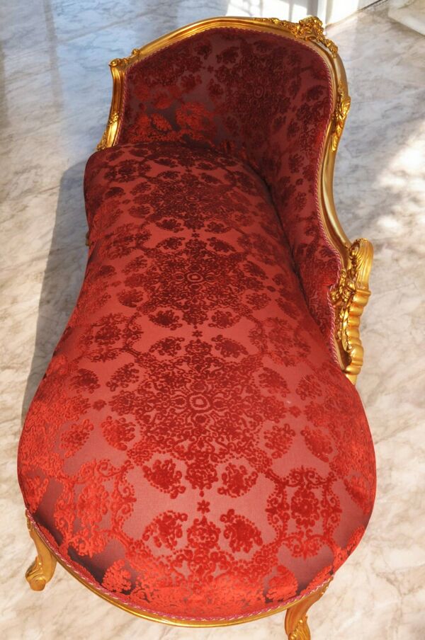 Banquette style Louis XV Rouge & doré, bois d'hêtre sculpté et dentelle