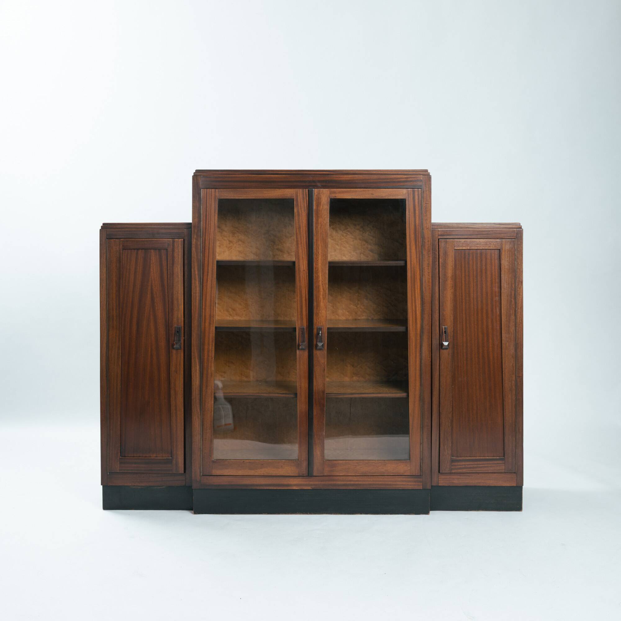 Cabinet Art Déco en noyer et érable œil de perdrix de l'école d'Amsterdam avec portes en verre, années 1930