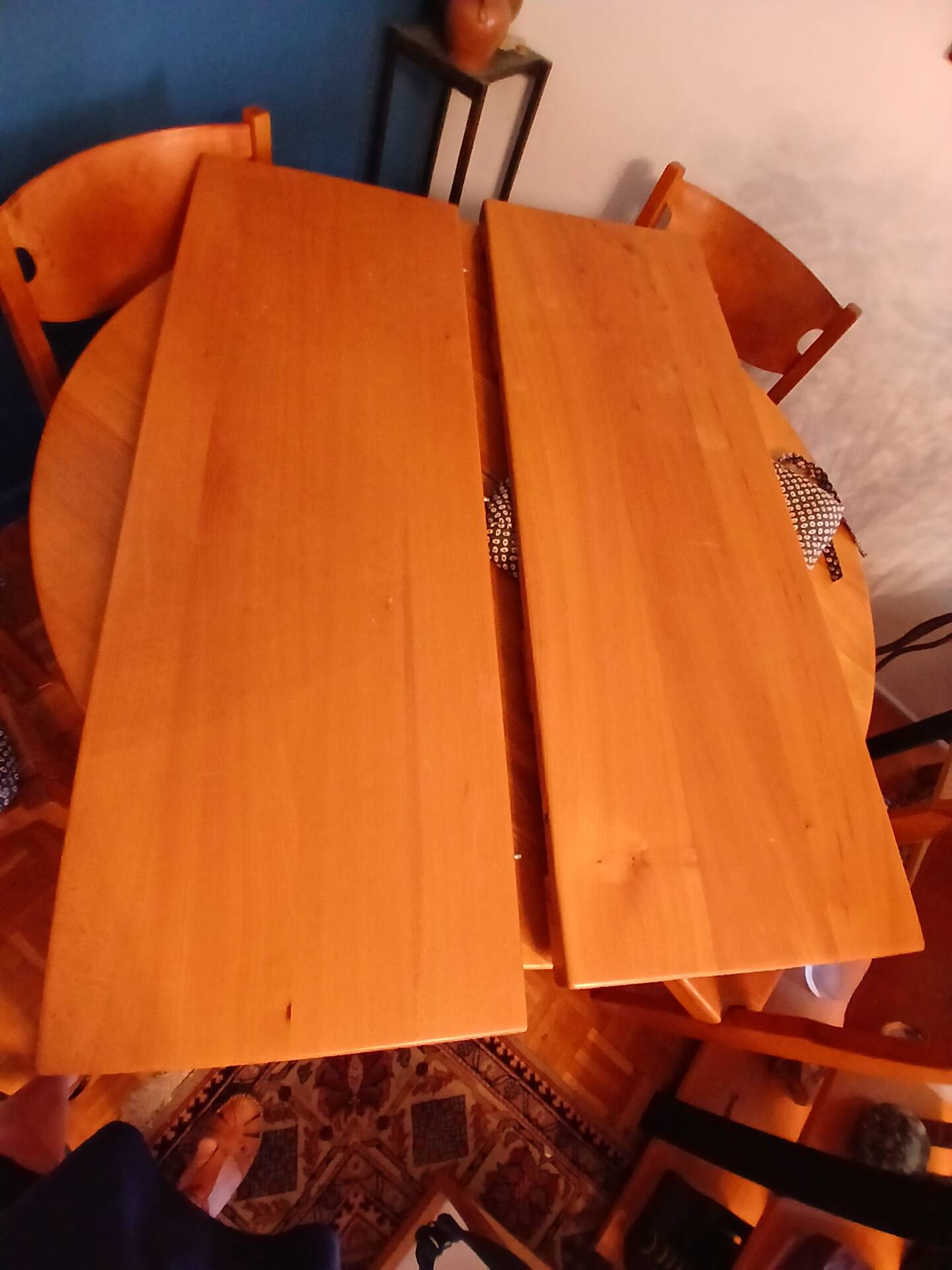 Maison Regain table ronde et chaises en orme massif