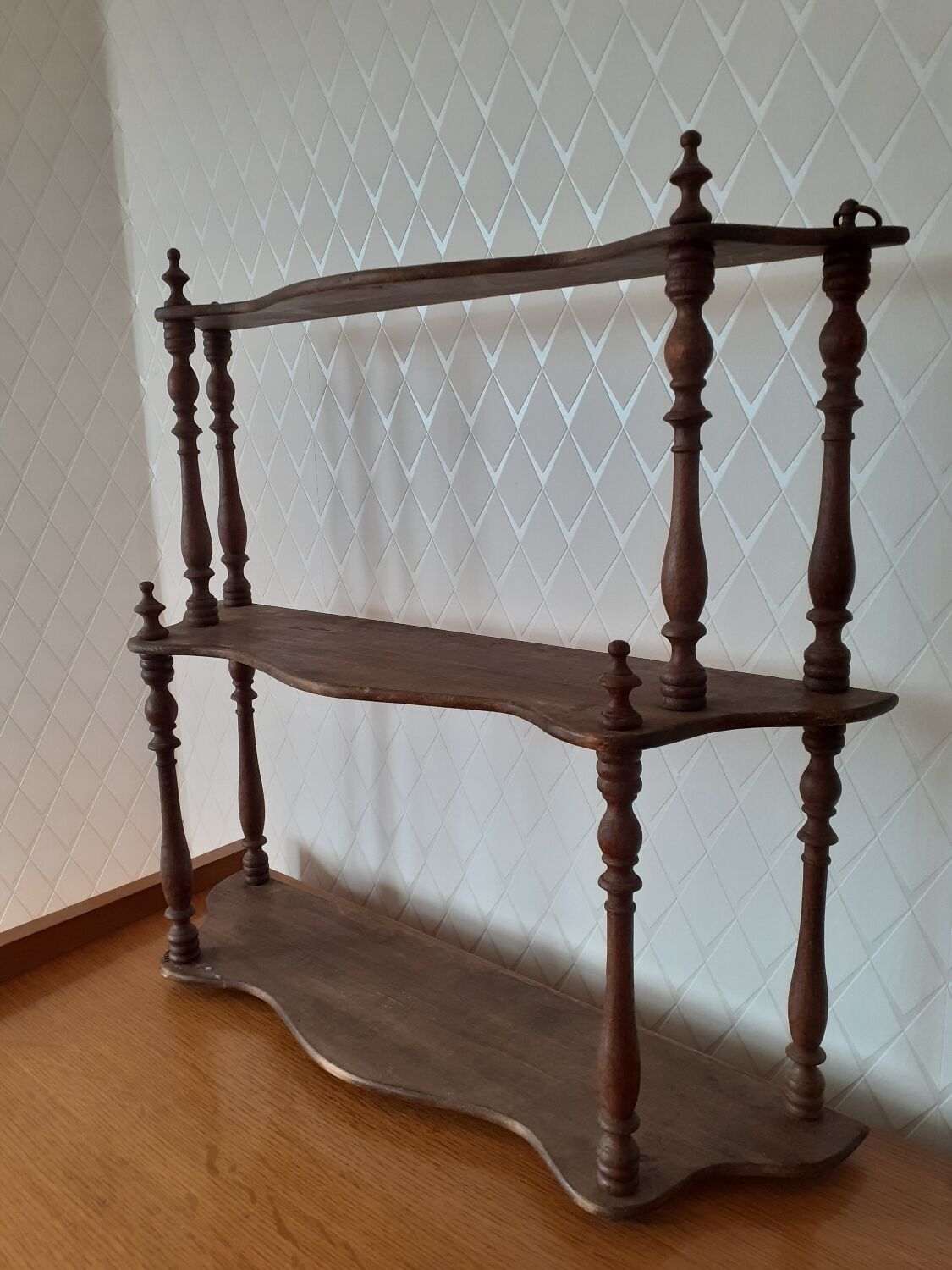 Étagère murale bois tourné