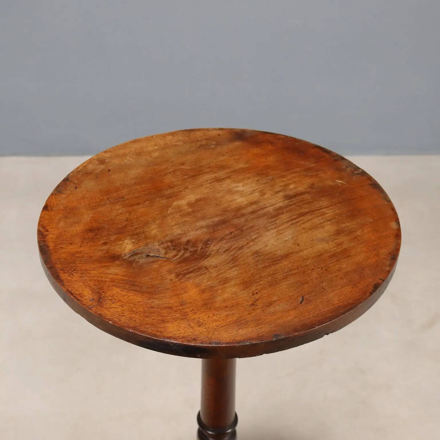 Small antique table in walnut and beech, Italy, 20th century.