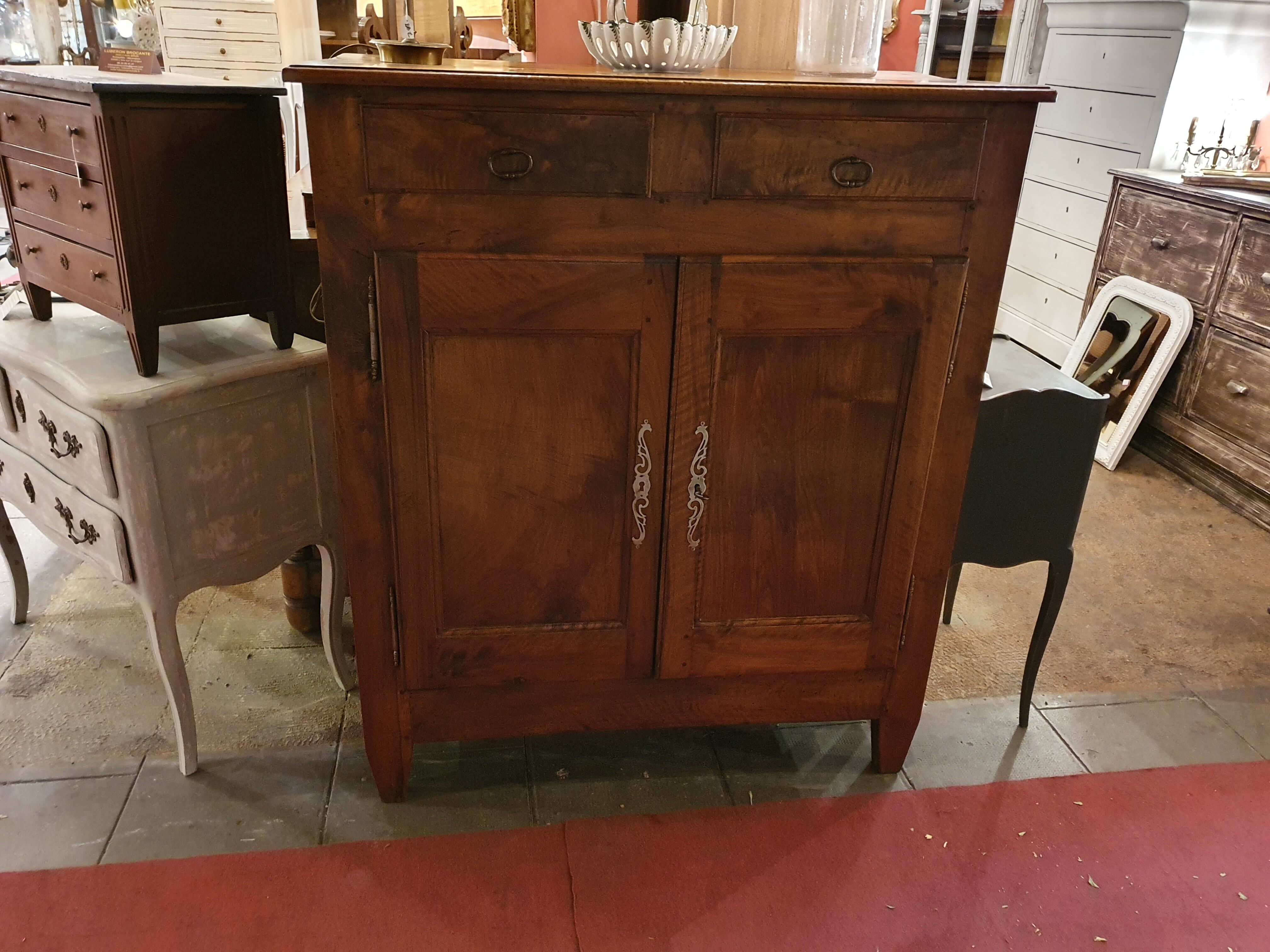 Buffet at the height of support period 18th in walnut