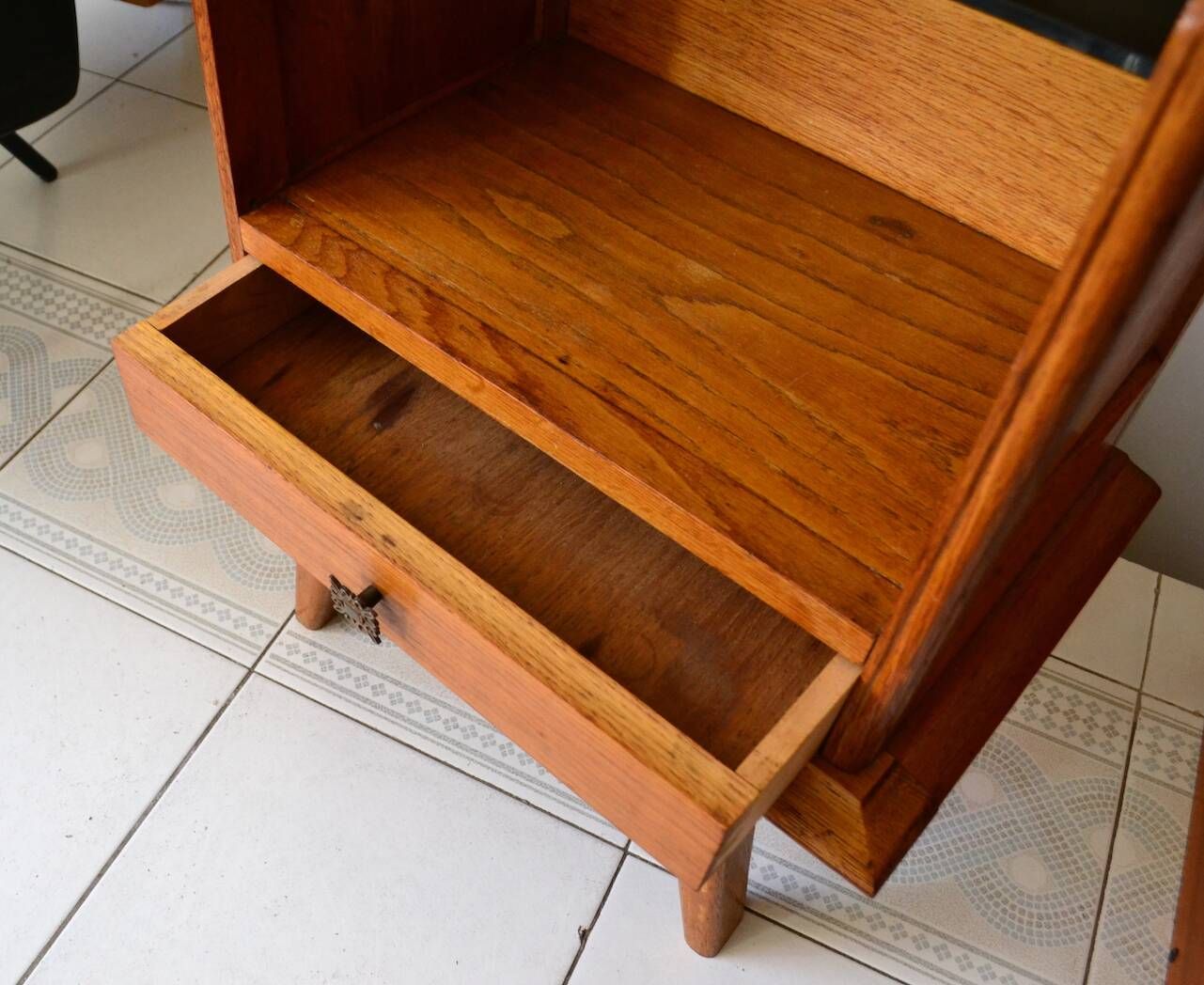 Compass foot bedside table in oak and opaline glass