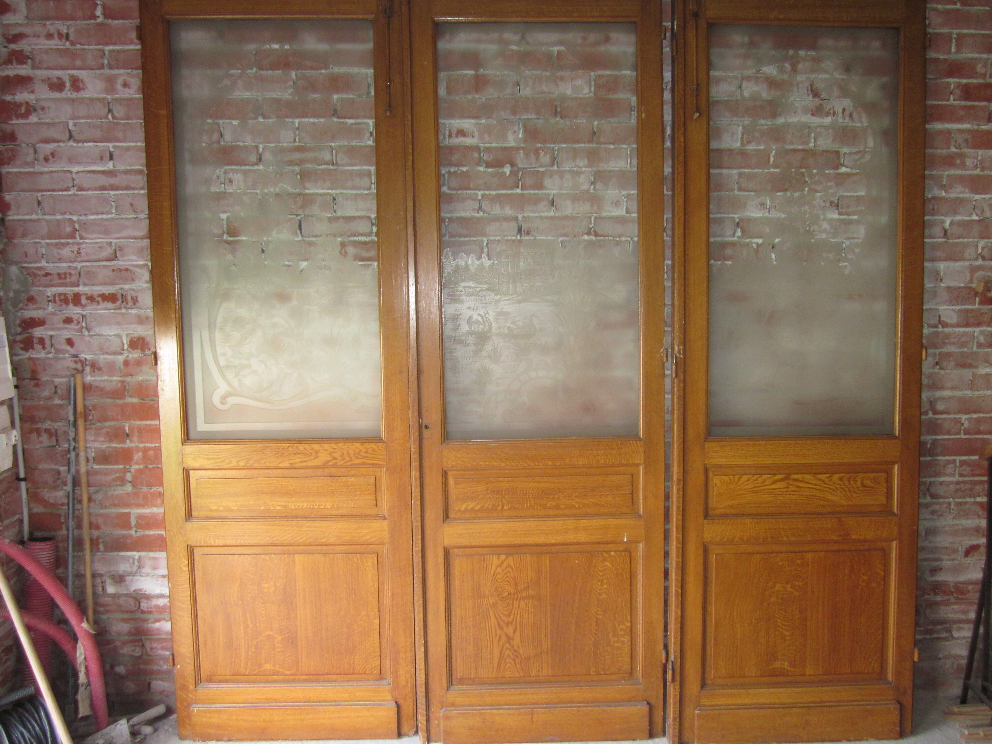 Separation of 3 engraved glass doors