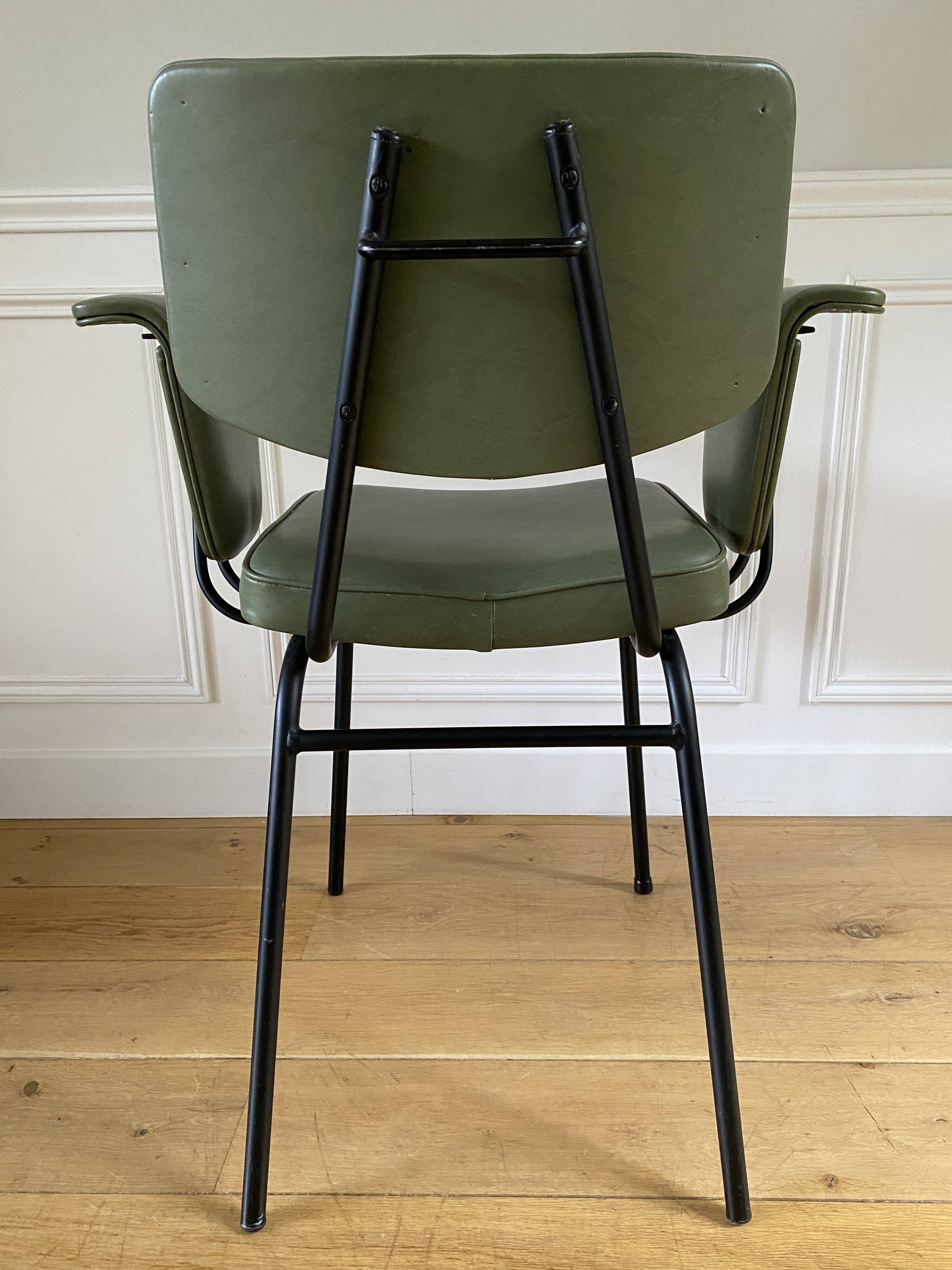 Chaise vintage à accoudoirs skaï vert