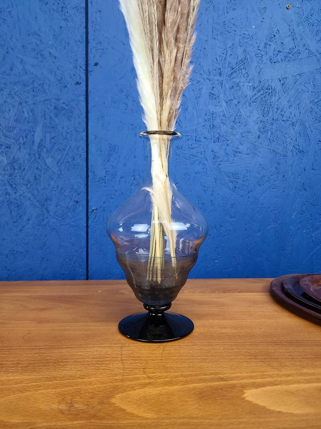 Vase vintage en verre, détails noirs en relief