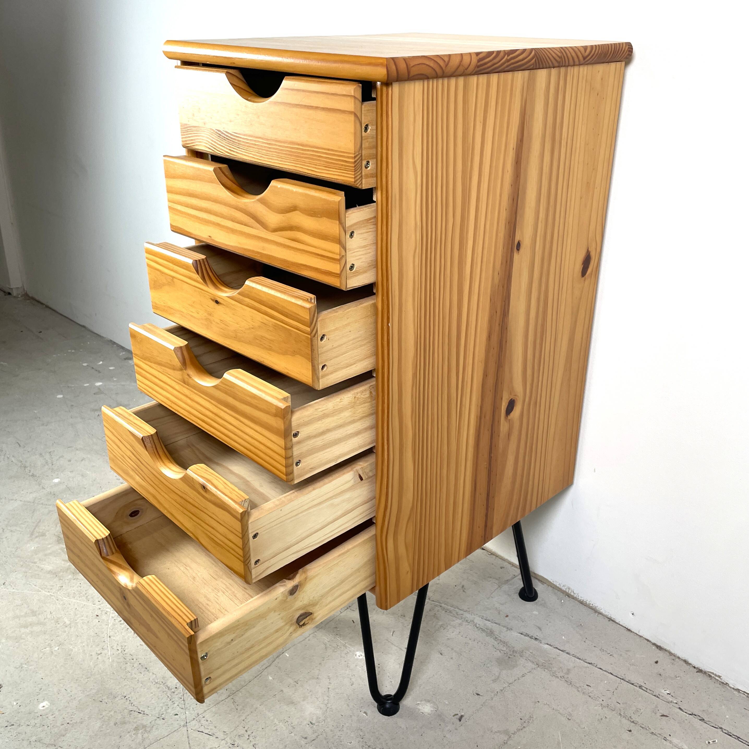 Commode sur pieds en épingle à cheveux, style scandinave