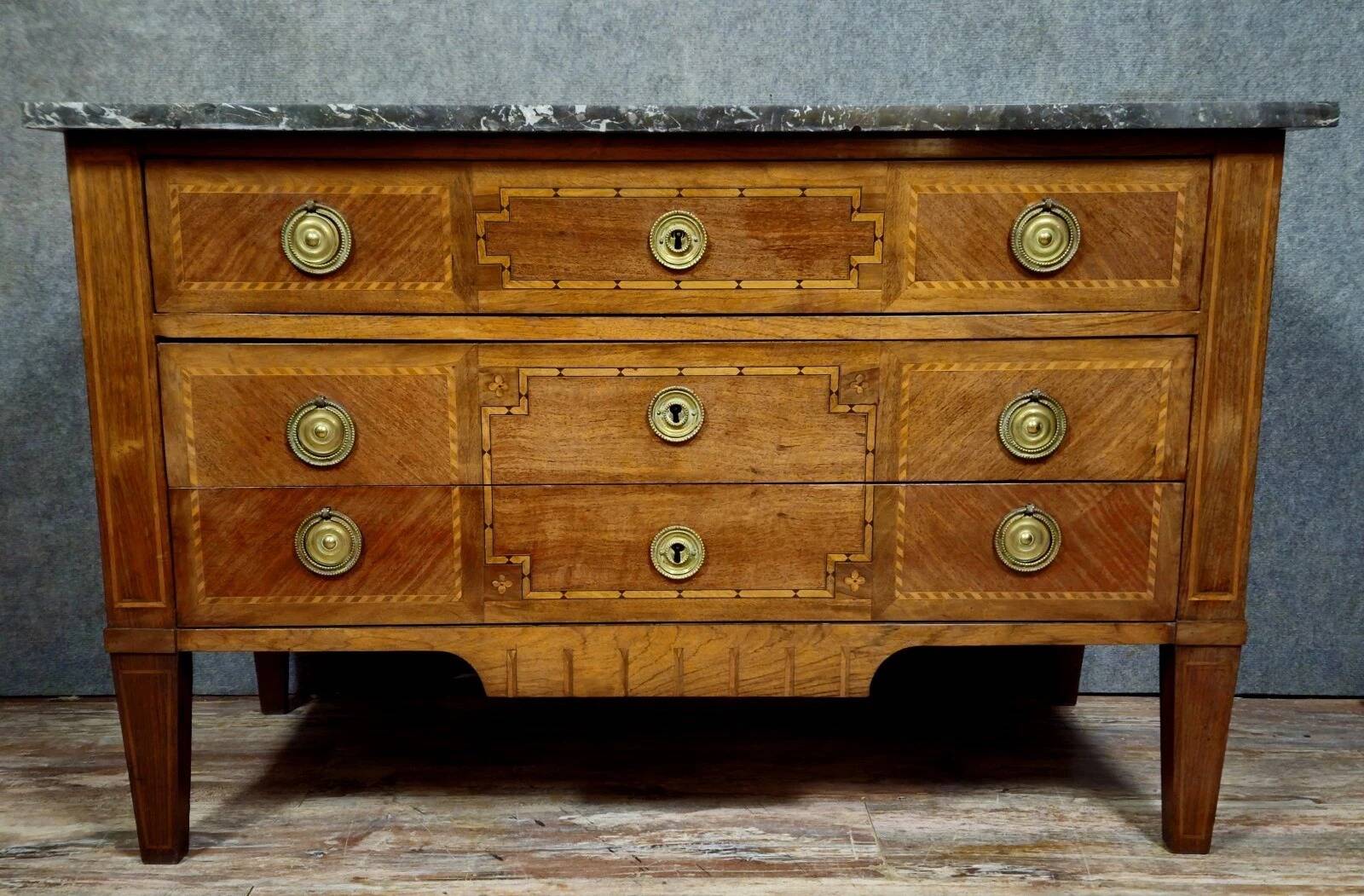Commode époque Louis XVI en marquéterie époque XVIIIeme