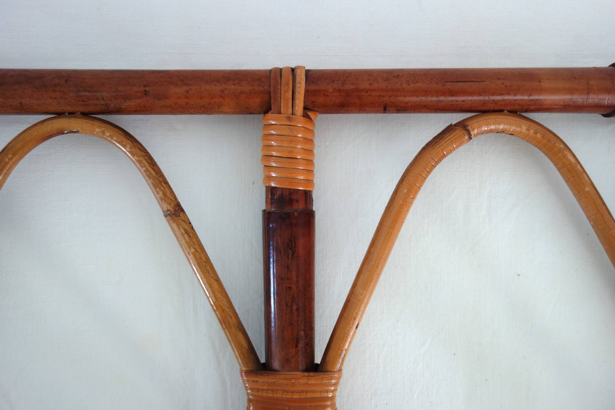 Vintage wall coat rack in bamboo and rattan.