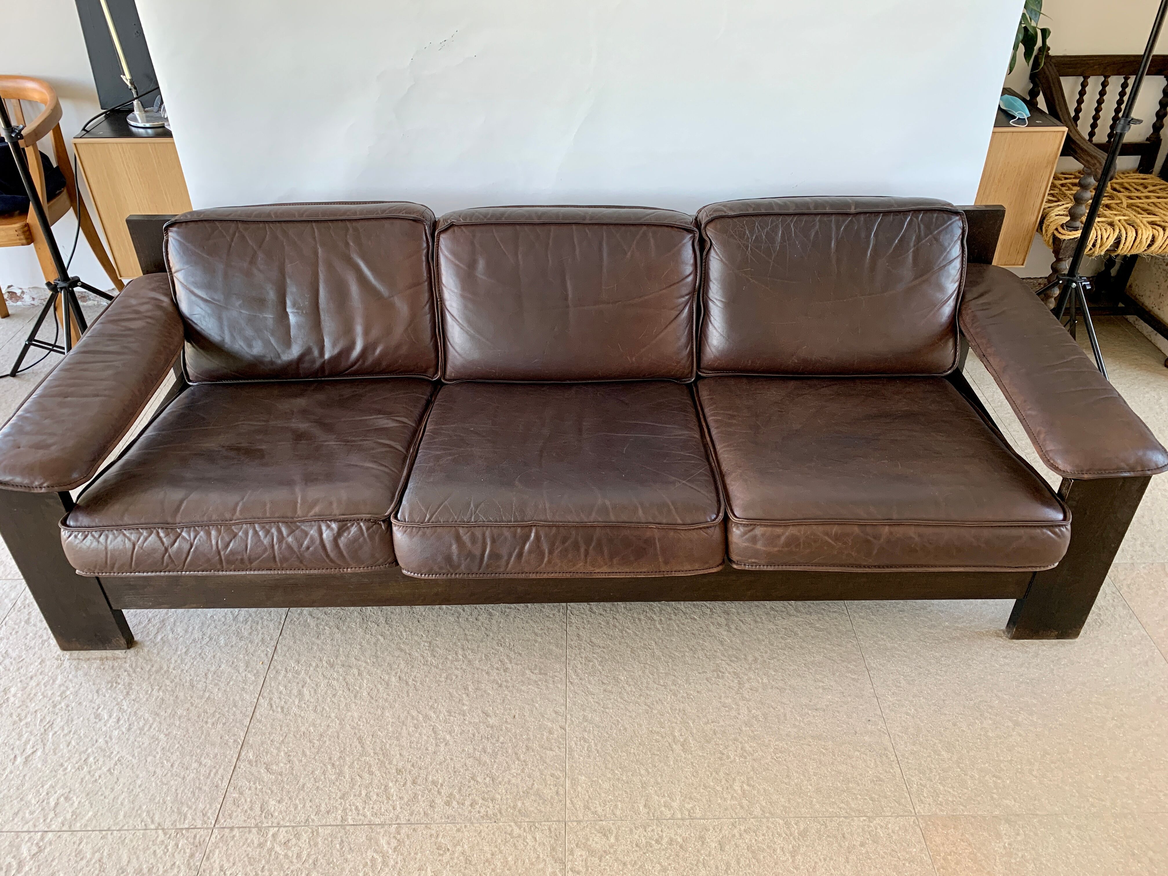Brutalist sofa in brown leather by Harry de Groot for Leolux, 1970.
