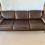 Brutalist sofa in brown leather by Harry de Groot for Leolux, 1970.