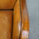 Fauteuil en cuir de mouton marron et clous de tapissier