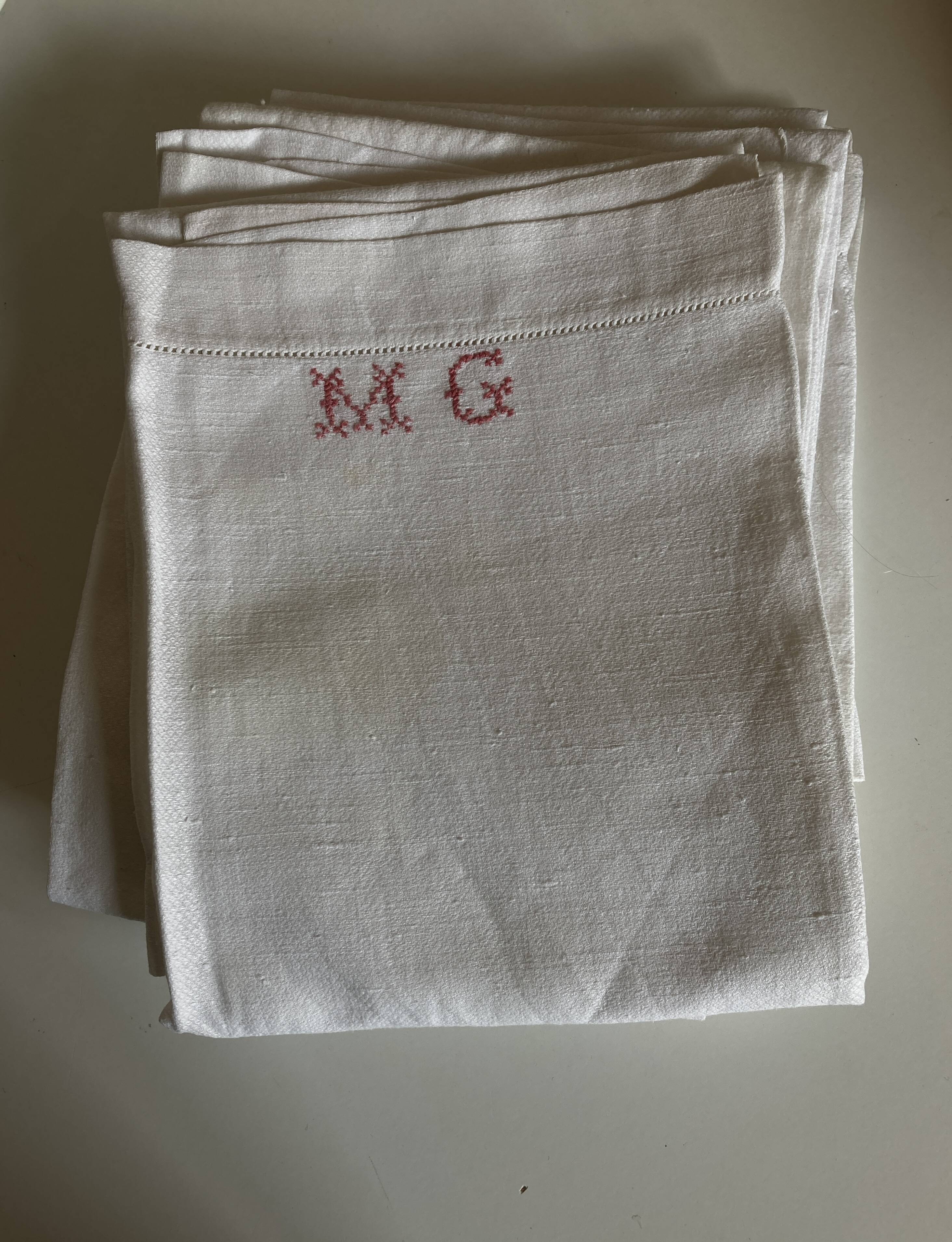 Set de 6 serviettes en lin caviar 1930 brodées MG rouge 65 x 85