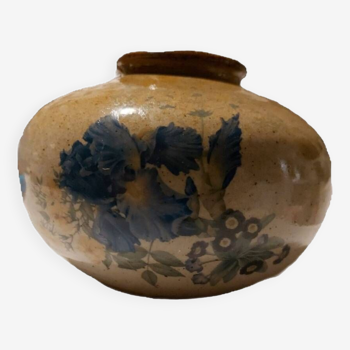 Joli vase boule en gré émaillé avec motifs floraux bleus