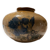 Joli vase boule en gré émaillé avec motifs floraux bleus