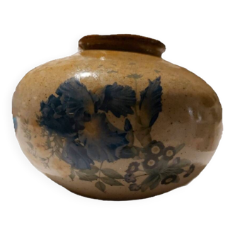 Joli vase boule en gré émaillé avec motifs floraux bleus