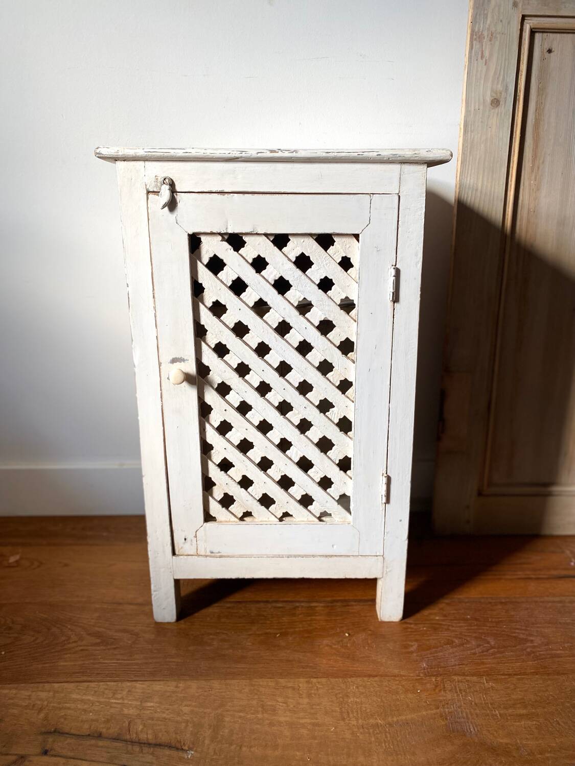 Jam jar with crossbars in old white patinated wood