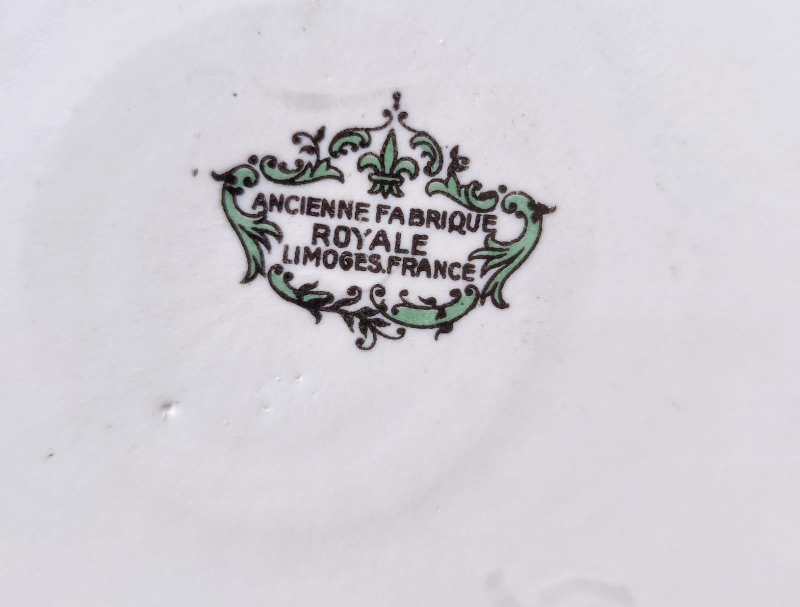 Plat en porcelaine de Limoges Manufacture royale