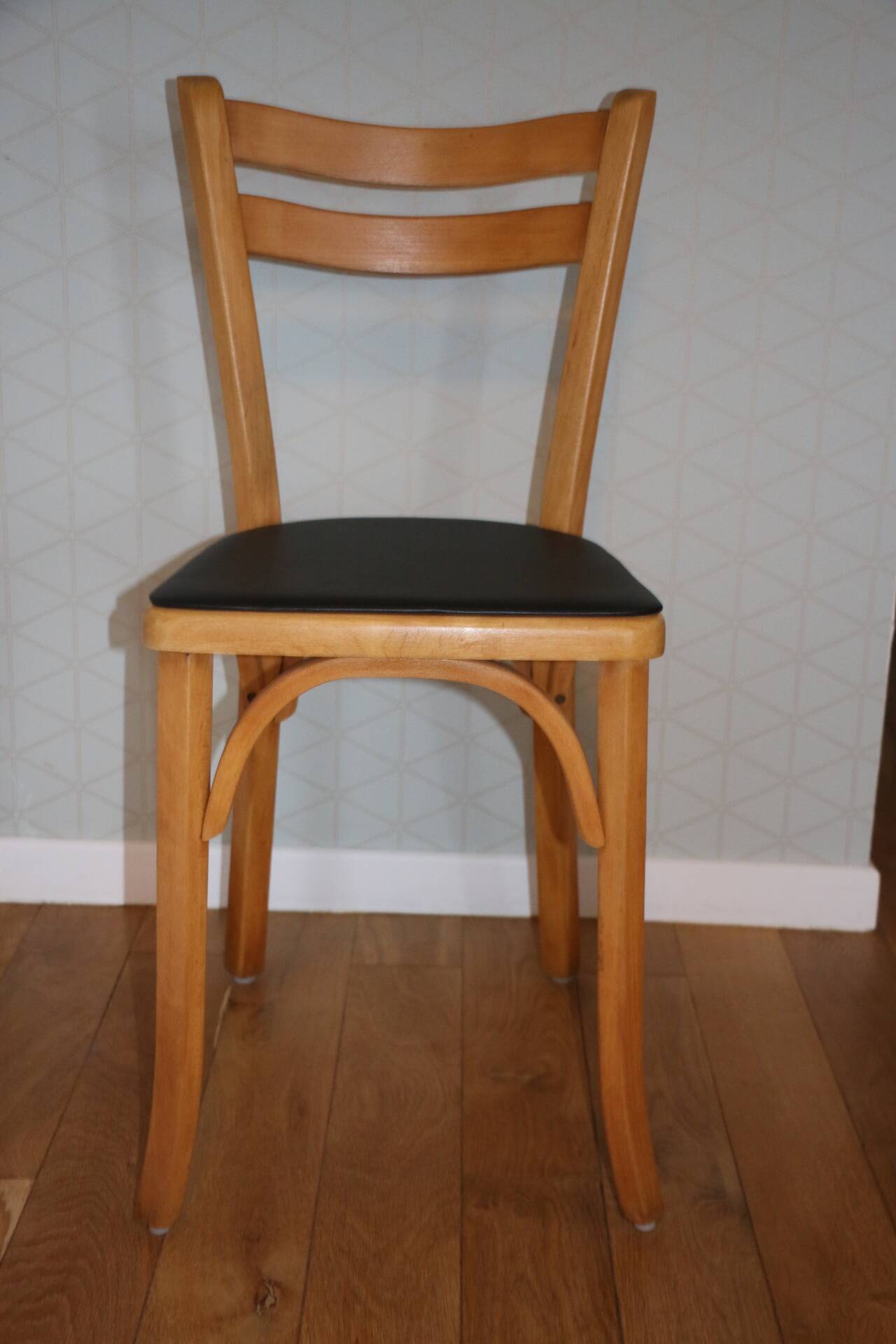 2 chaises Baumann N°19 hêtre clair skai noir