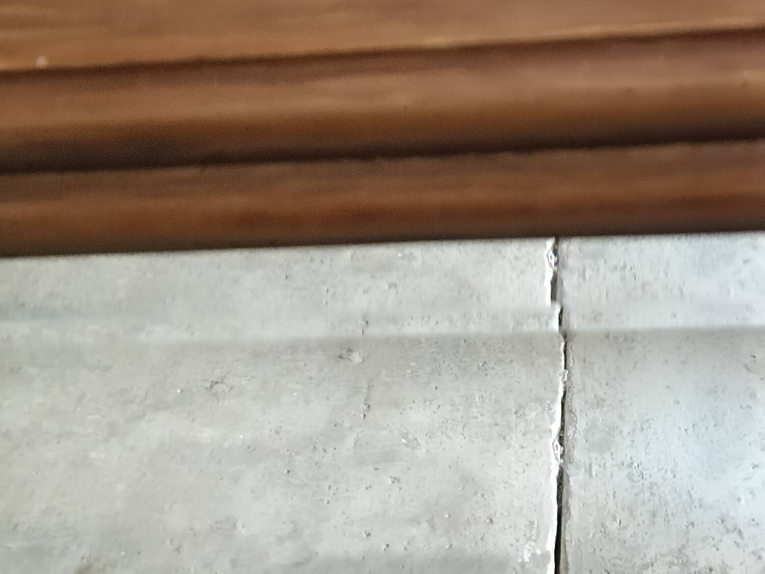 Beveled mirror in solid wood