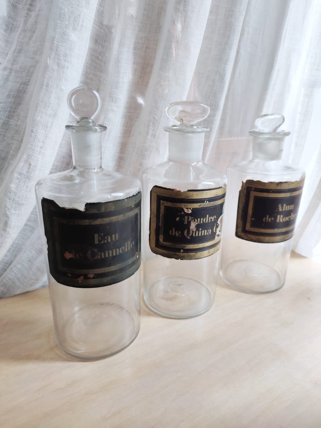 Trois grands flacons d'apothicaire, pharmacie