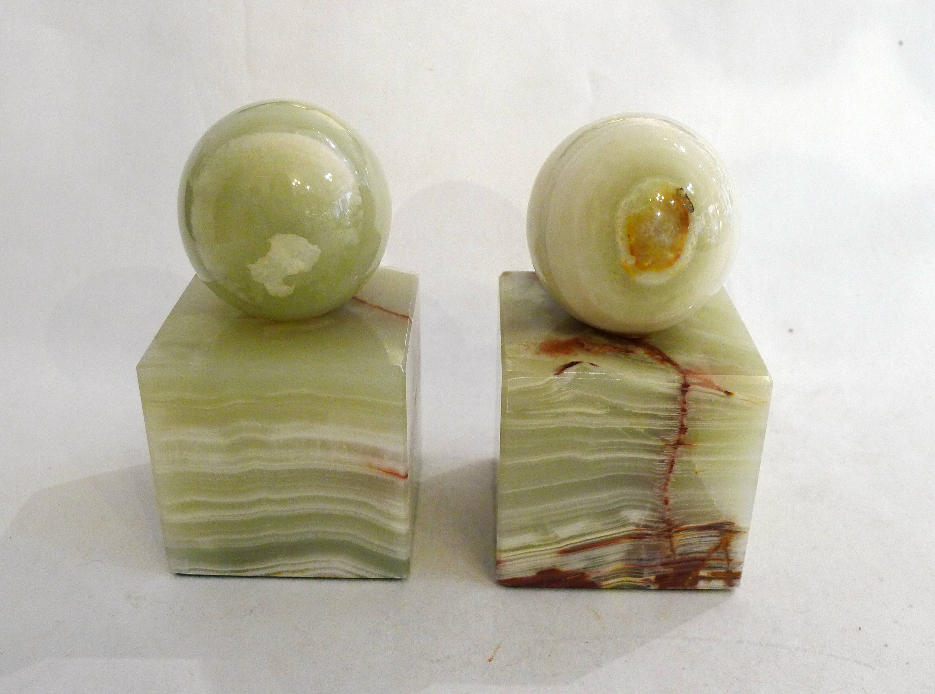 Pair of sculptural mid-century bookends in Onyx, Italy.