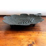 Plat artisanal métal repoussé tripode