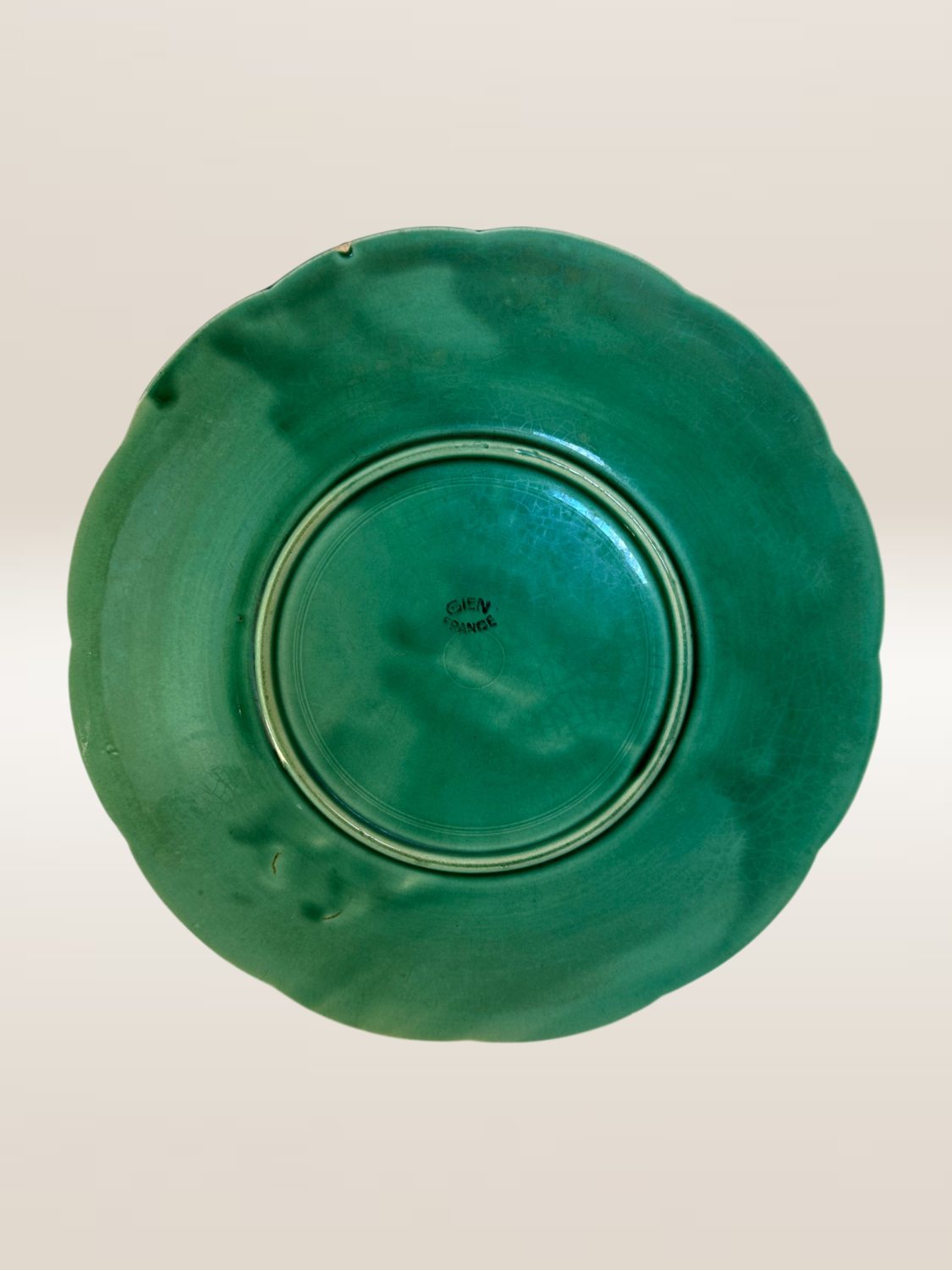 Set of 6 green earthenware dessert plates, vine leaf pattern.