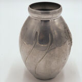 Vase en métal signé
