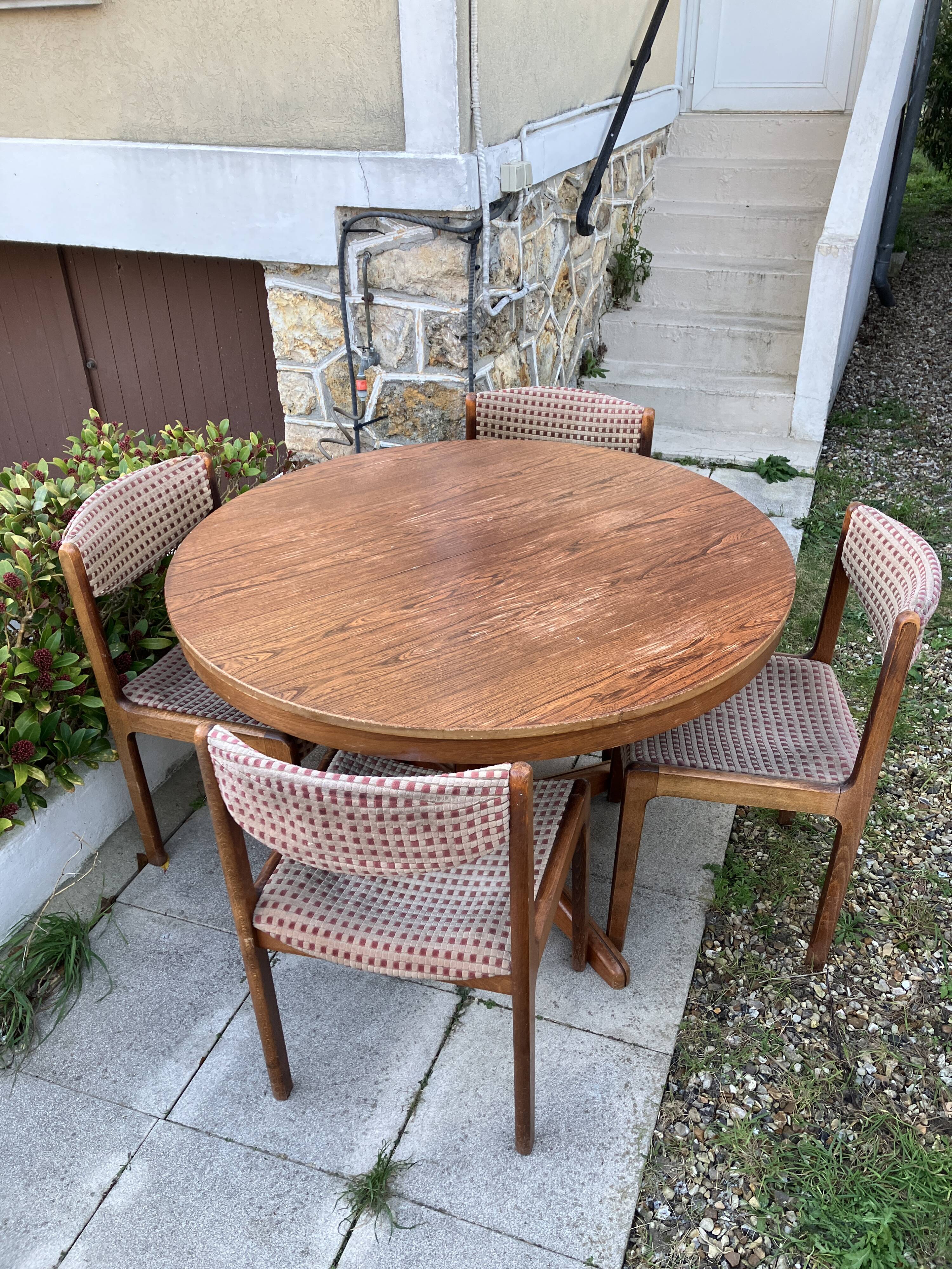 Extendable round dining table and 4 Baumann chairs.