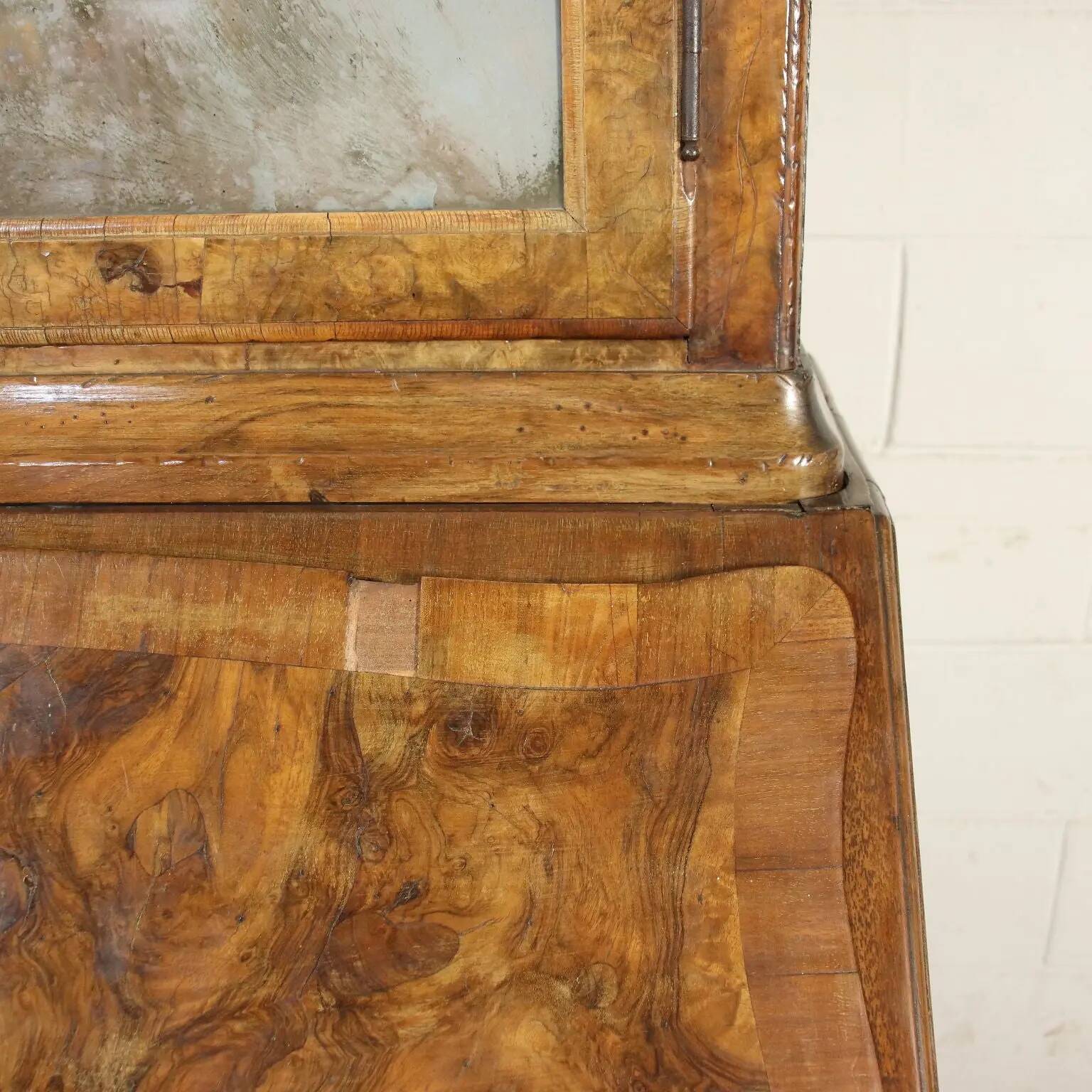 Trumeau barocchetto avec miroir en placage de ronce de noyer, Italie, XVIIIe siècle