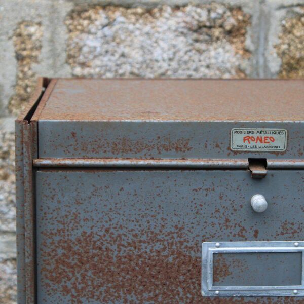 Meuble classeur industriel en métal patiné – roneo