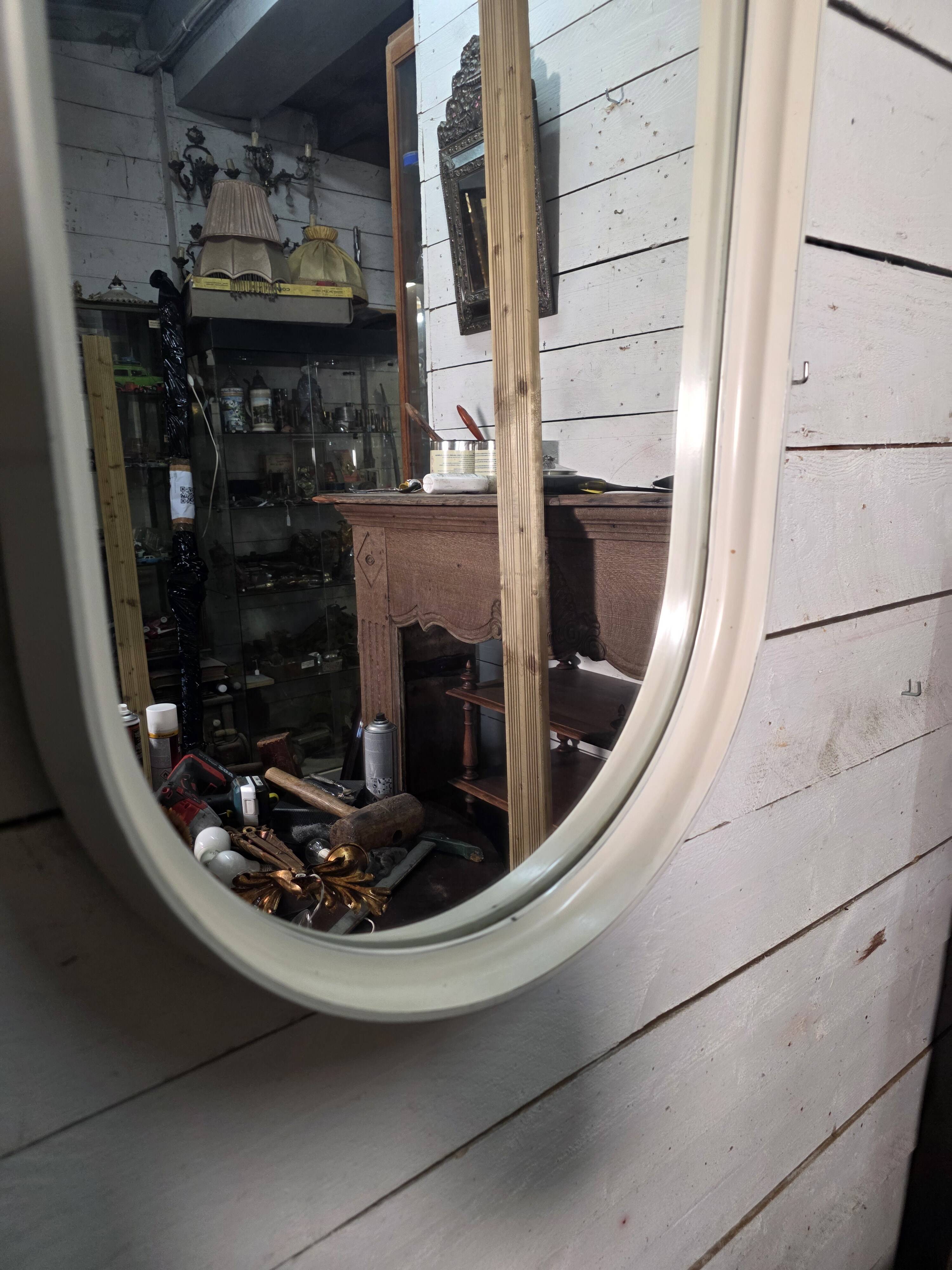 Oval mirror in white lacquer from the 1970s.