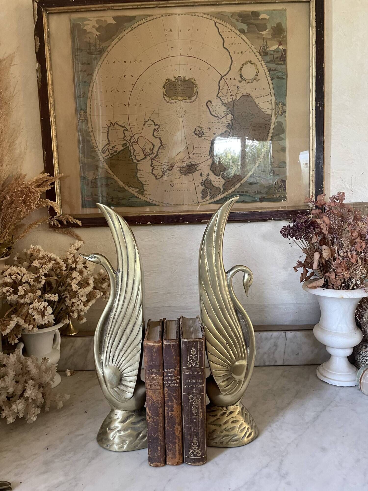 Pair of brass bookends, sculptural swans in Art Nouveau style.