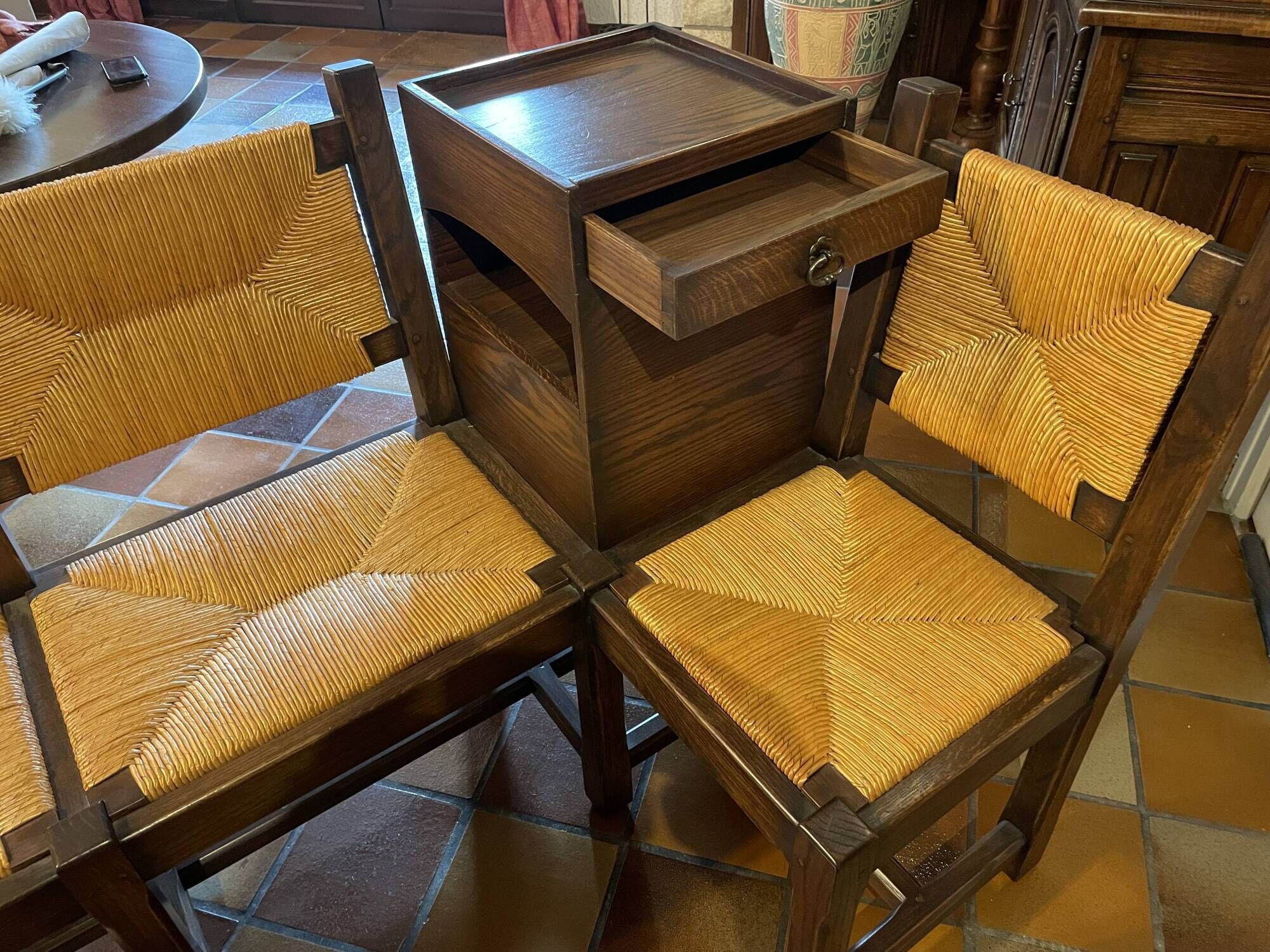 Corner bench