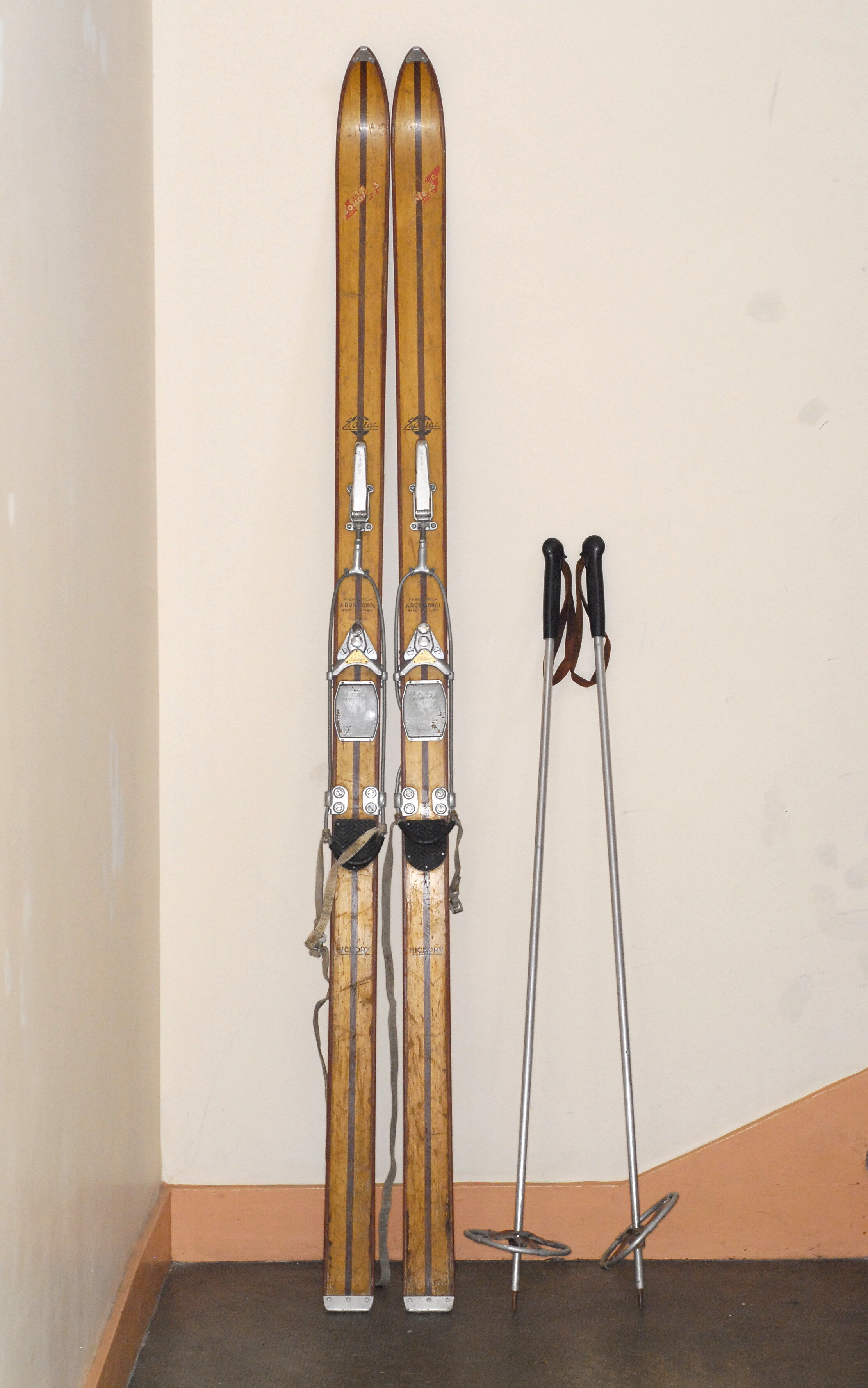 Pair of Skis Rossignol vintage in Hickory with his sticks in dural - 40-50 years