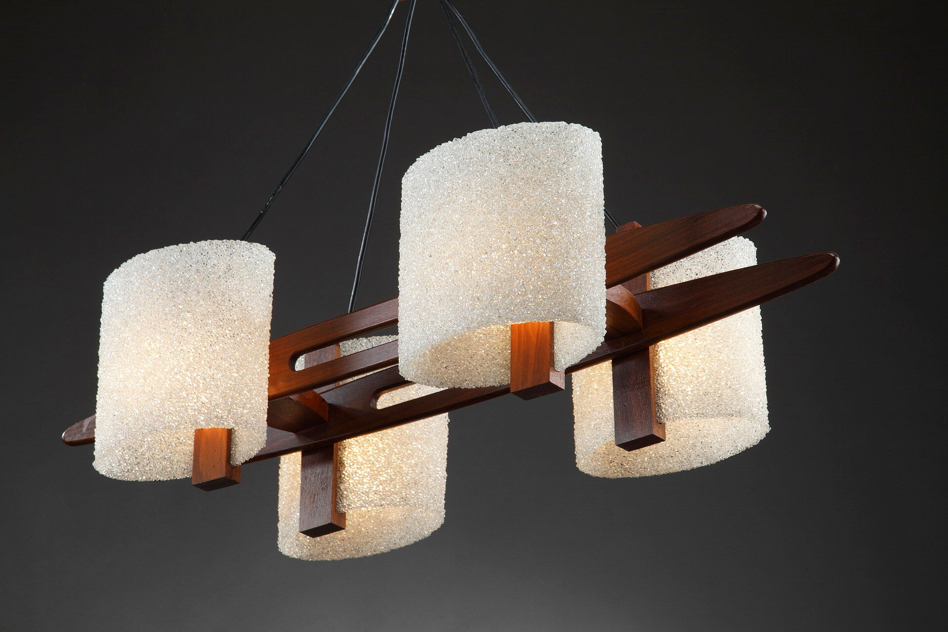 Suspension scandinave en teck et perplex granité