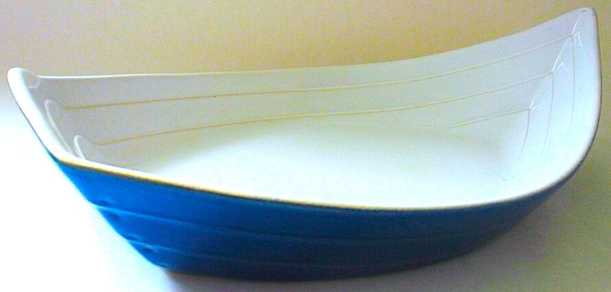 Breton earthenware dish, by the Appolia workshop in Languidic, forming the hull of a boat
