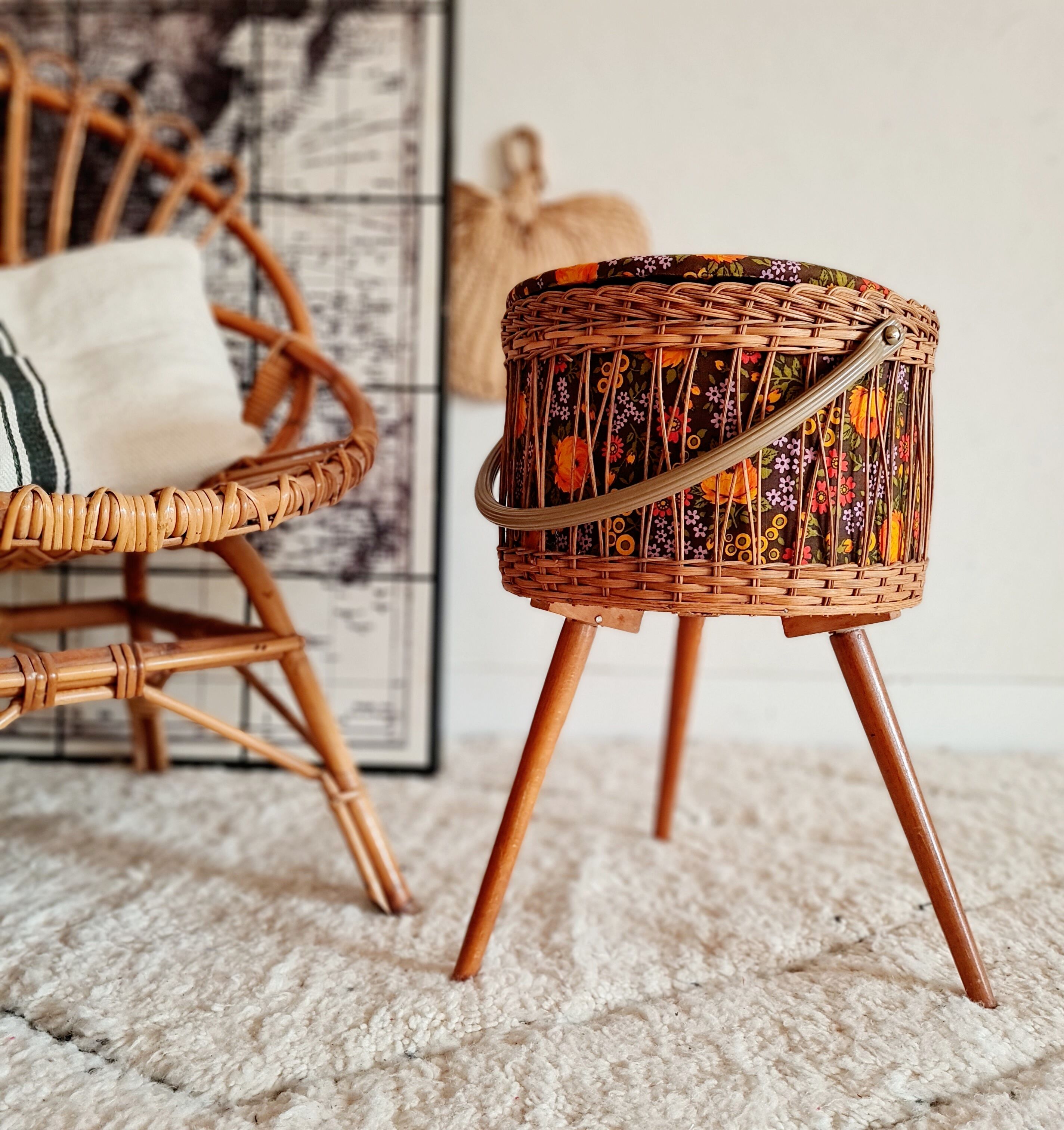 Rattan worker and old fabric feet compass