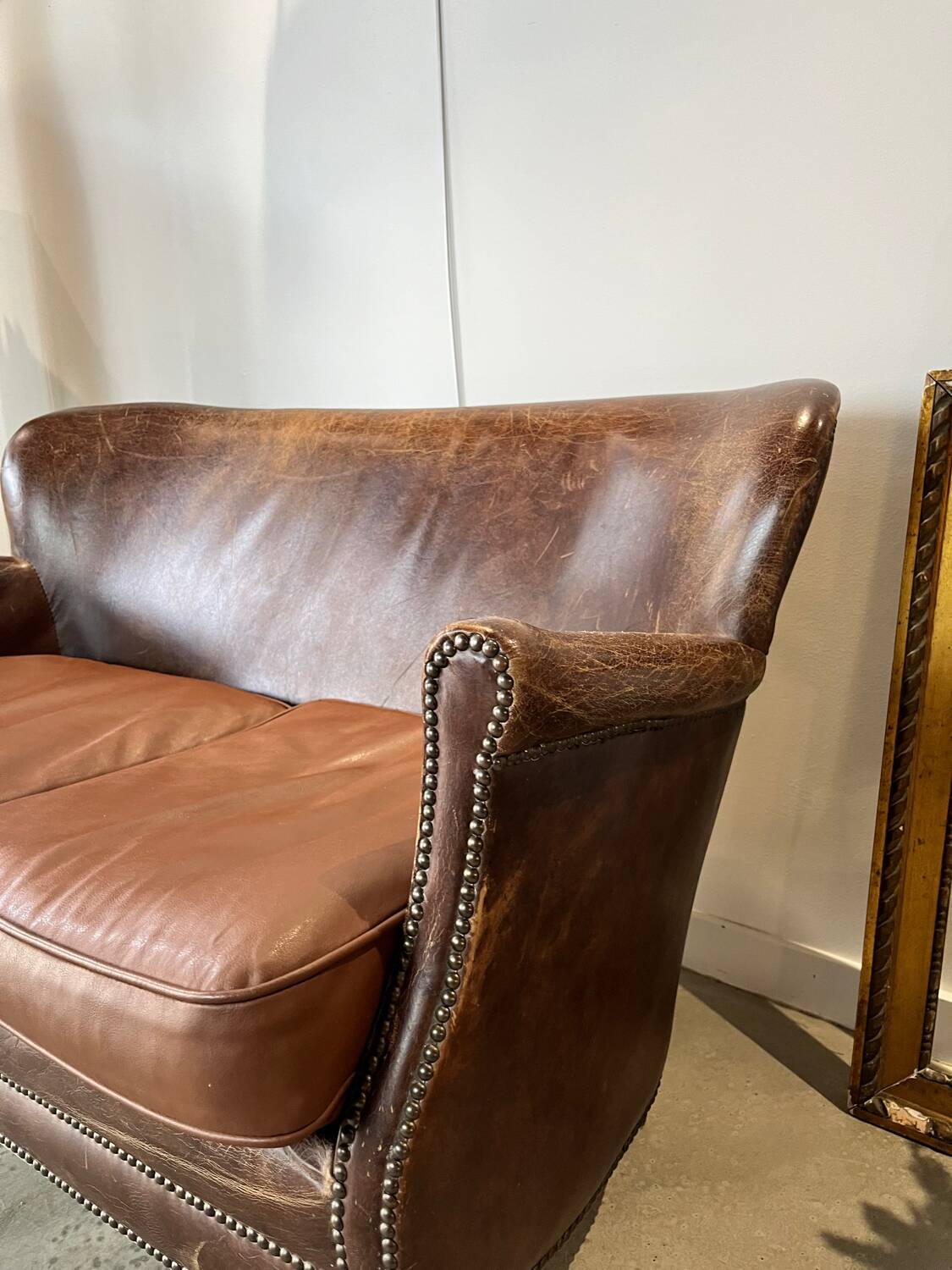 Banquette vintage en cuir clouté