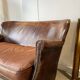Banquette vintage en cuir clouté