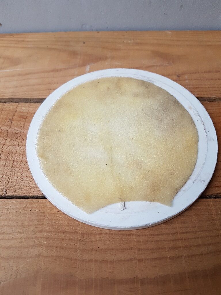 Under flat earthenware