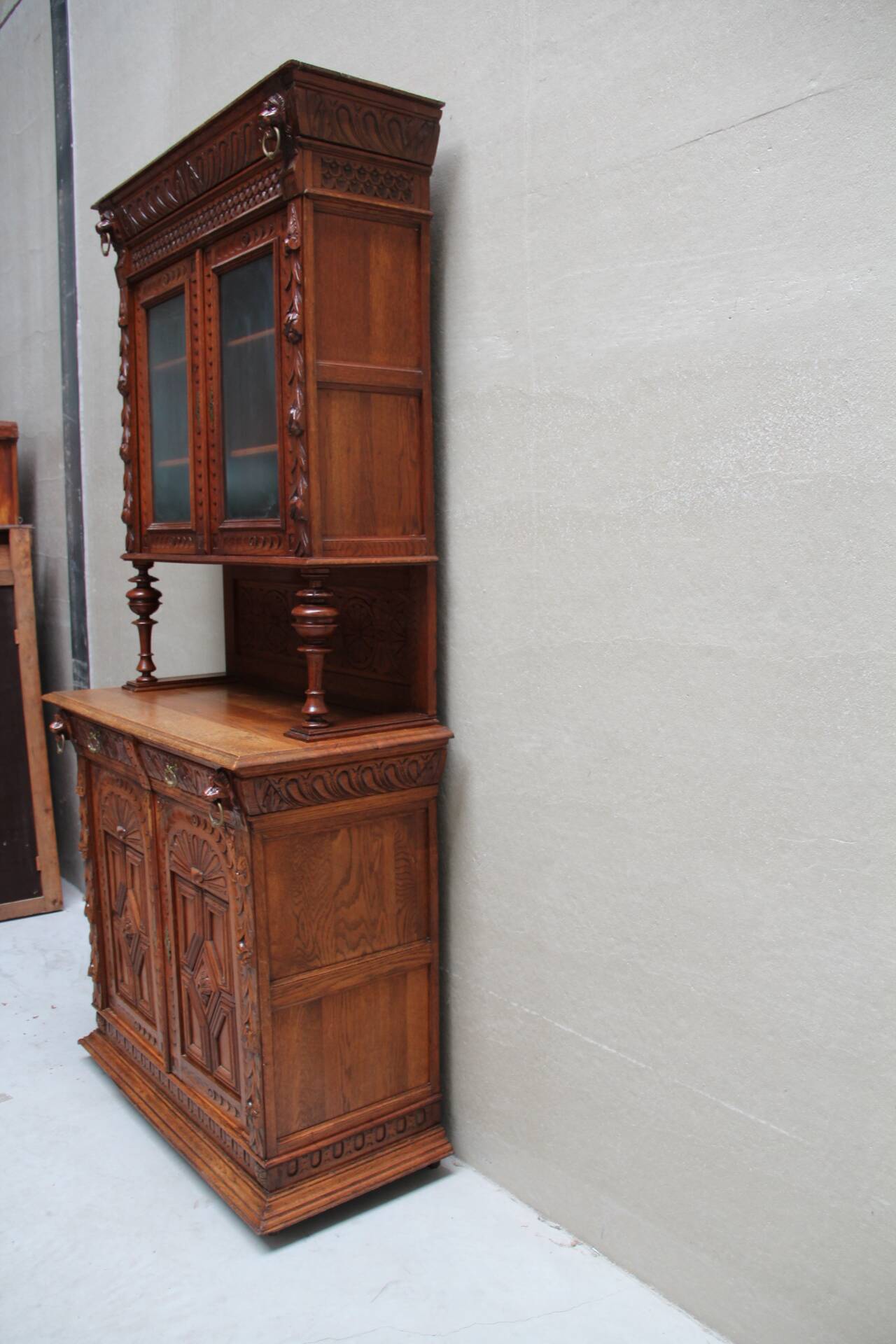 Imposing Neo-Renaissance oak sideboard, late 19th century.