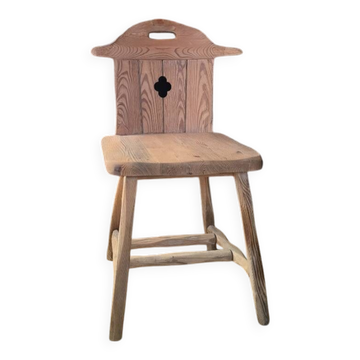 Chaise en bois de style montagnarde