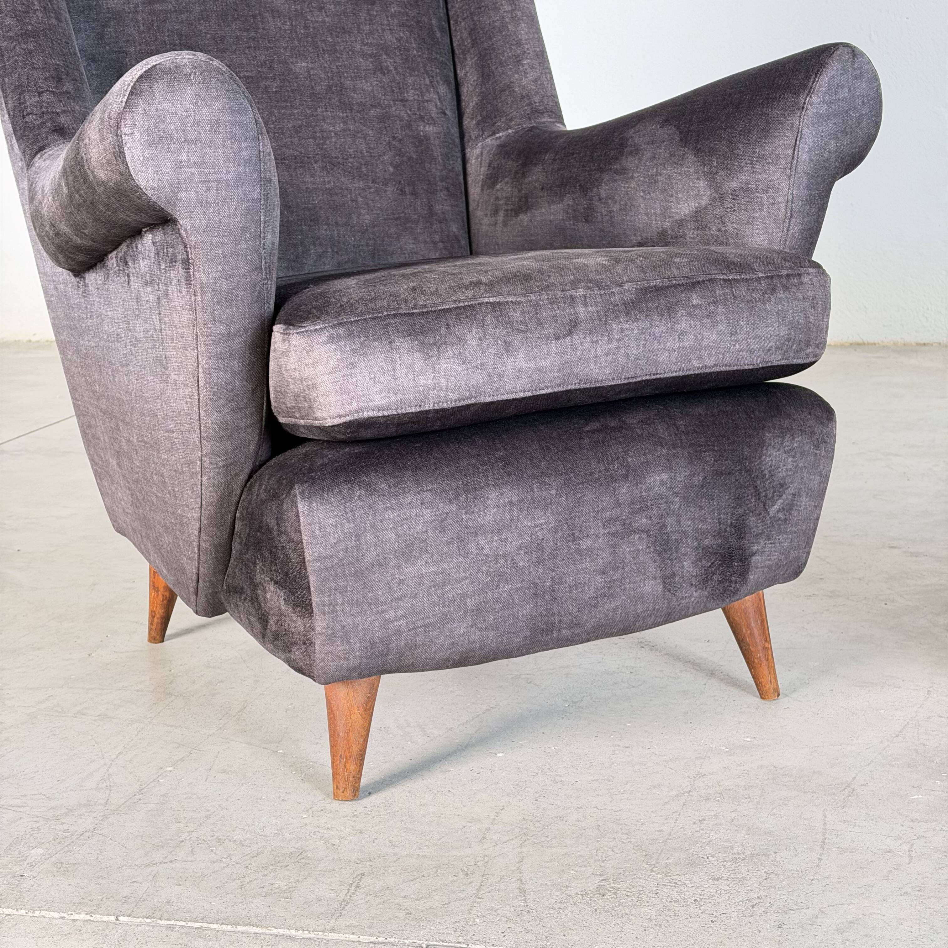 Pair of Italian Armchairs Attributed to Gio Ponti for ISA Bergamo, 1950s