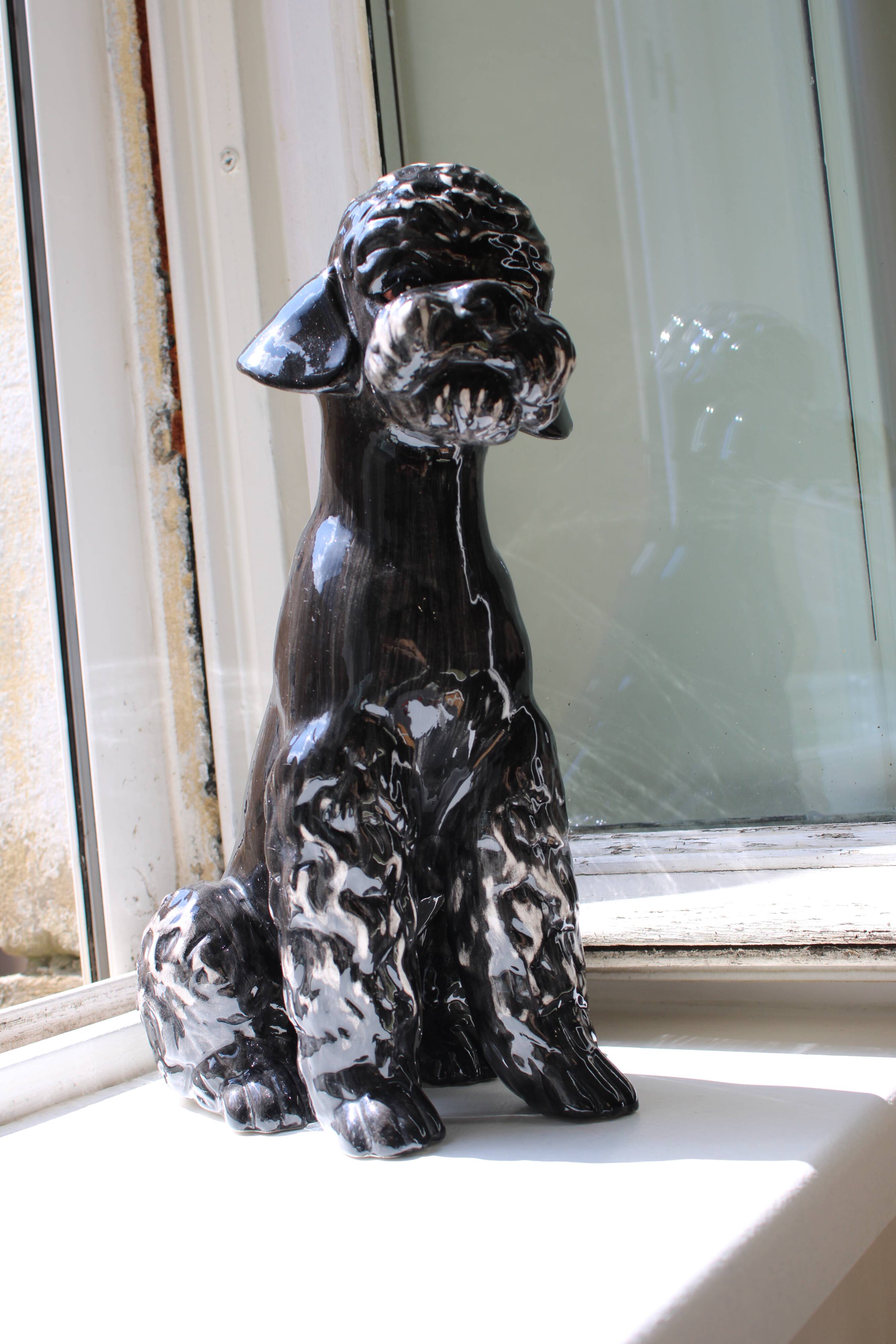 Grande sculpture de caniche noir kitsch vintage