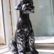 Grande sculpture de caniche noir kitsch vintage